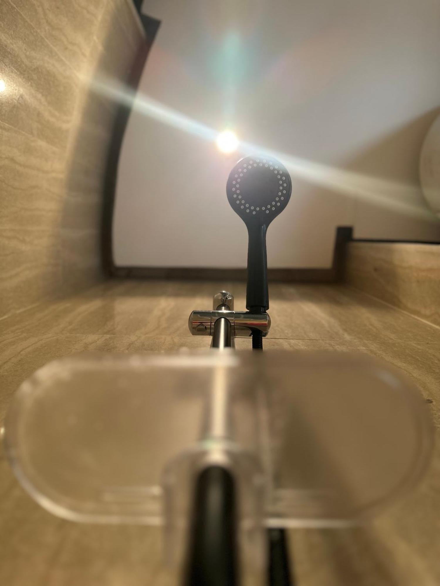 Modern 1-Bedroom Apartment In Zamalek Visits Allowed Il Il Cairo Esterno foto