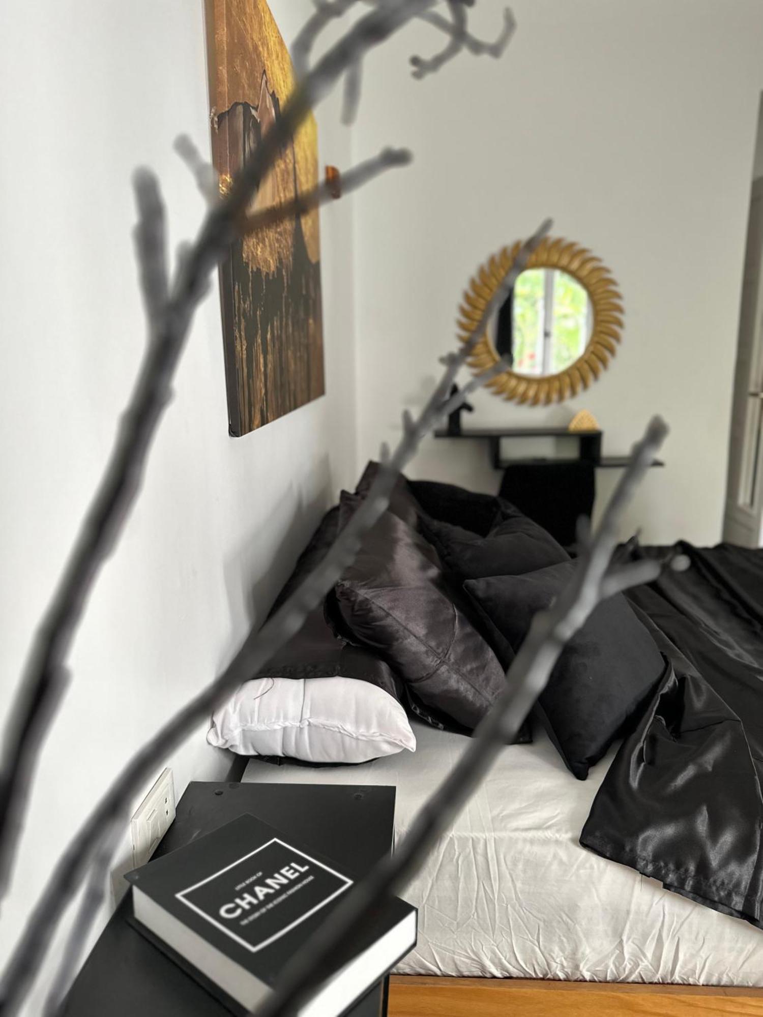 Modern 1-Bedroom Apartment In Zamalek Visits Allowed Il Il Cairo Esterno foto
