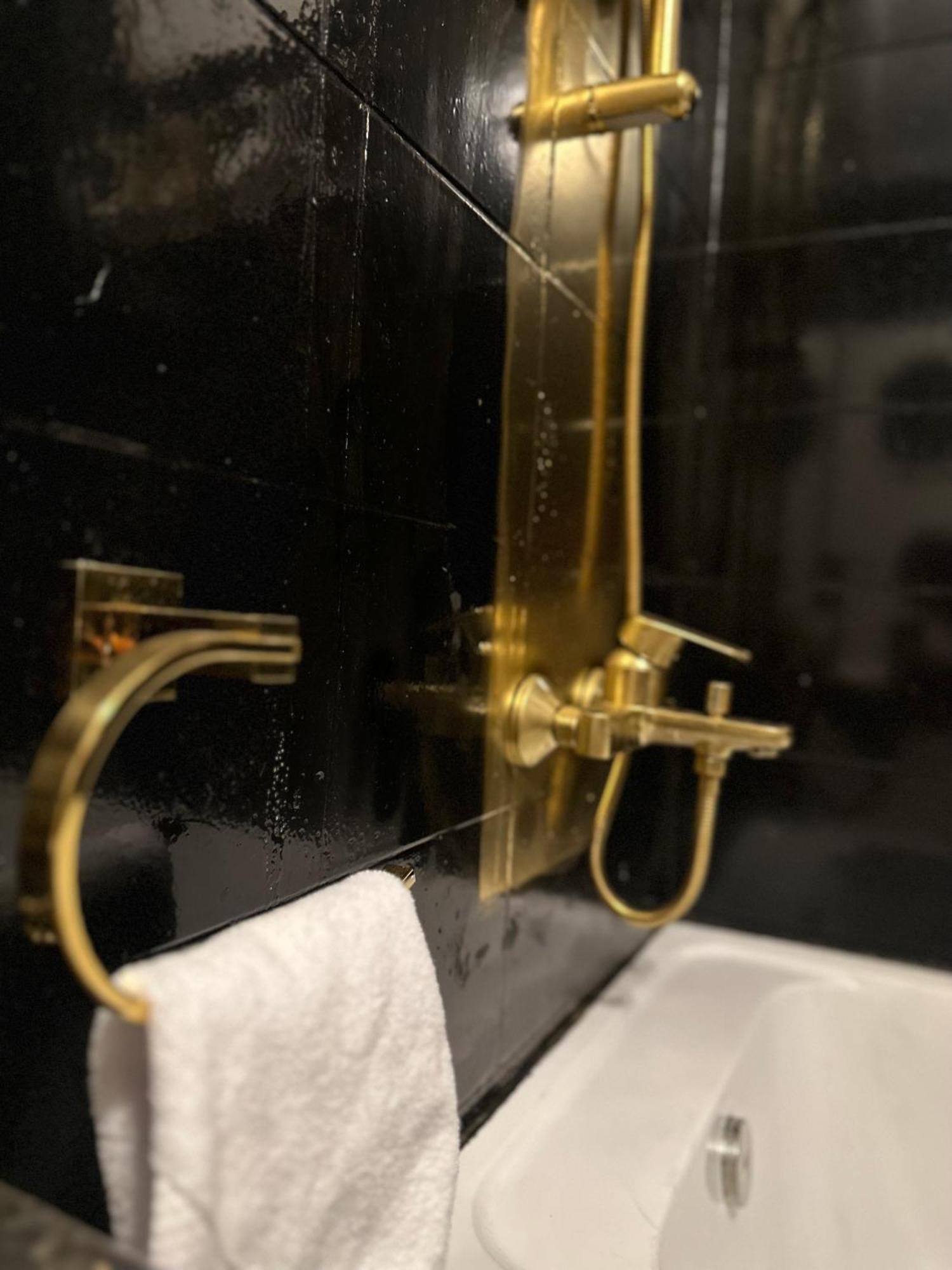 Modern 1-Bedroom Apartment In Zamalek Visits Allowed Il Il Cairo Esterno foto