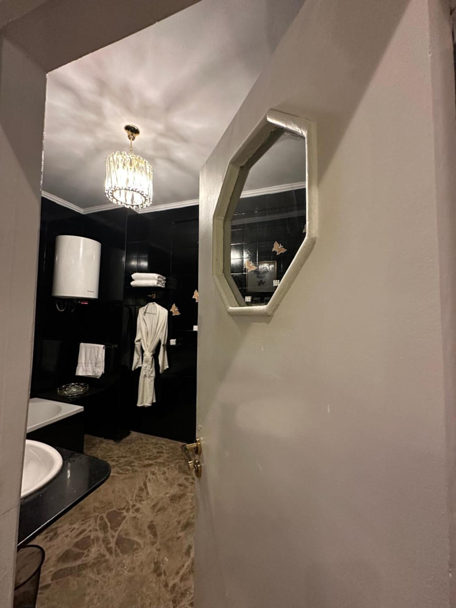 Modern 1-Bedroom Apartment In Zamalek Visits Allowed Il Il Cairo Esterno foto