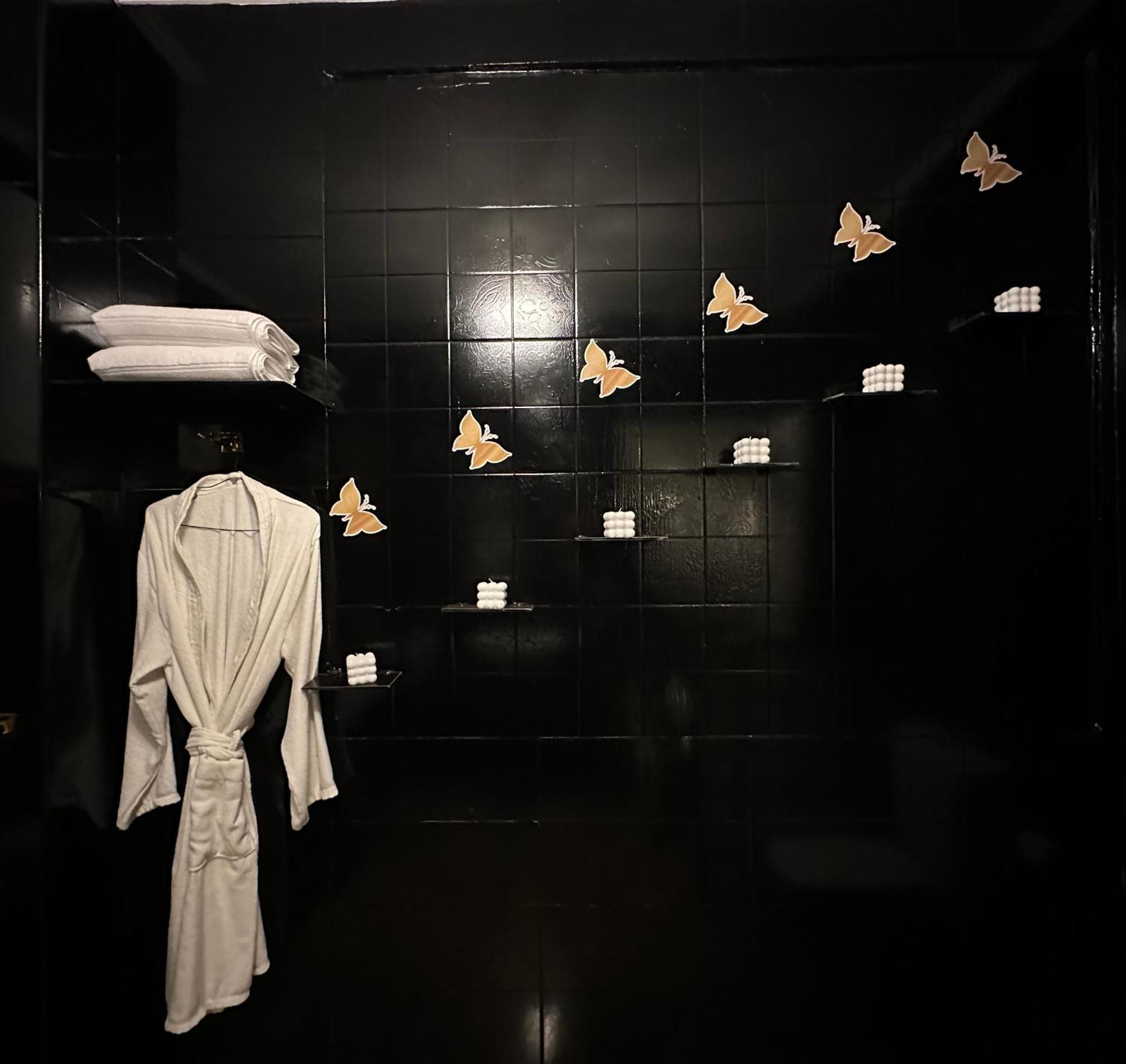Modern 1-Bedroom Apartment In Zamalek Visits Allowed Il Il Cairo Esterno foto